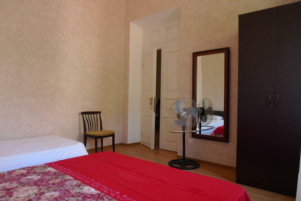 סוקהום Old Town Guesthouse מראה חיצוני תמונה
